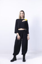 Μαύρο cut-out crop top με κίτρινη λεπτομέρεια - Image 2