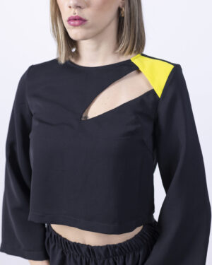 Μαύρο cut-out crop top με κίτρινη λεπτομέρεια
