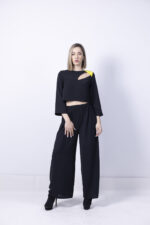 Μαύρο cut-out crop top με κίτρινη λεπτομέρεια - Image 3