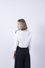 Λευκό crop top με μαύρη λεπτομέρεια - Image 2