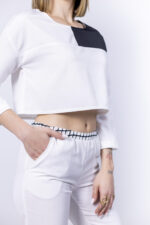 Λευκό crop top με μαύρη λεπτομέρεια - Image 7