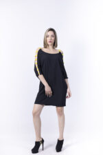 Μαύρο φόρεμα με κίτρινες λεπτομέρειες στα μανίκια - Image 2