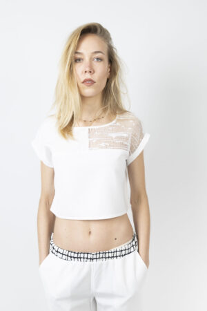 Λευκό crop top με γεωμετρική δαντέλα