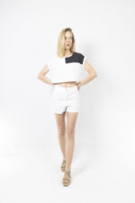 Λευκό crop top με μαύρη λεπτομέρεια - Image 2