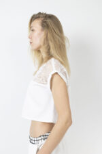 Λευκό crop top με γεωμετρική δαντέλα - Image 3