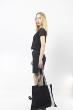 Μαύρη tote bag με λευκές λεπτομέρειες - Image 4