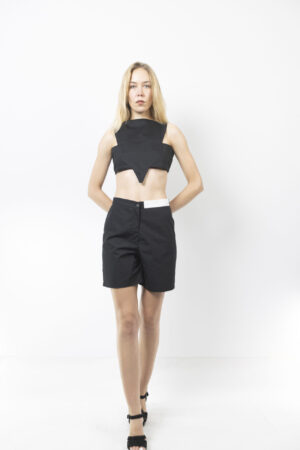 Μαύρο shorts με λευκή λεπτομέρεια