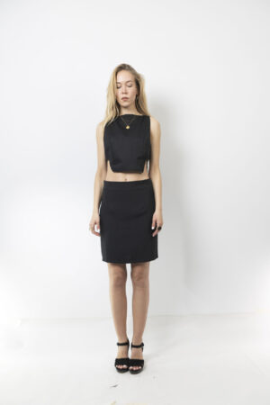 Μαύρη φούστα σε ίσια γραμμή