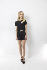 Μαύρο cut-out crop top με κίτρινη λεπτομέρεια - Image 2