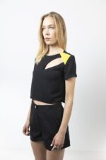 Μαύρο cut-out crop top με κίτρινη λεπτομέρεια - Image 4