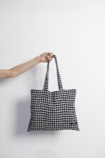 Ασπρόμαυρη καρό tote bag - Image 4