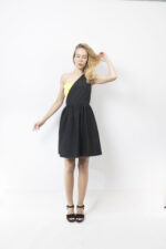 Μαύρο φόρεμα με έναν ώμο και κίτρινη λεπτομέρεια - Image 2