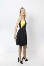 Μαύρο φόρεμα με έναν ώμο και κίτρινη λεπτομέρεια - Image 6