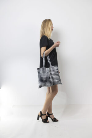 Ασπρόμαυρη καρό tote bag