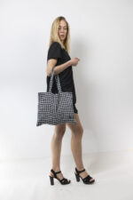 Ασπρόμαυρη καρό tote bag - Image 2
