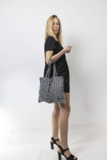 Ασπρόμαυρη καρό tote bag - Image 3