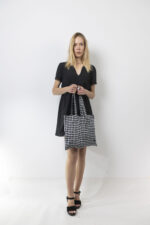 Ασπρόμαυρη καρό tote bag με φερμουάρ και φόδρα - Image 5